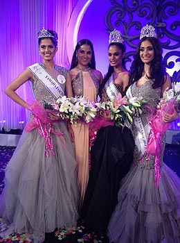 Lara Dutta, Miss Universe 2000 stands next to Noyonita Lodh upon winning the Miss Diva Universe title