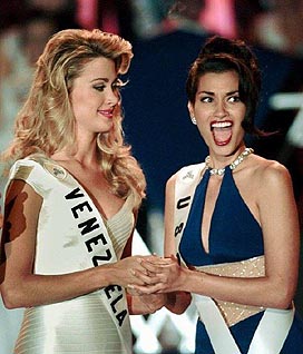 Venezuela's Marena Bencomo, 1st Runner Up to Miss Universe 1997 looks as USA's Brook Lee reacts to being named Miss Univers 1997 in Miami