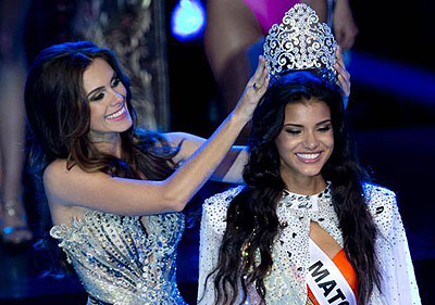 Jakelyne Oliveira, Miss Brazil 2013 is crowned by her predecessor, Gabriela Markus