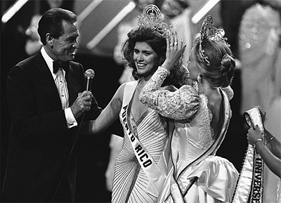 Yvonne Ryding, Miss Universe 1984 who won her crown in Miami crowns her successor Deborah Carthy Deu, Miss Universe 1985 in Miami