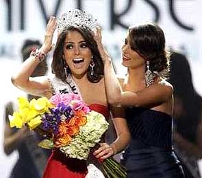 Stefania Fernandez, Miss Universe 2009 crowns Ximena Navarrete, Miss Universe 2010