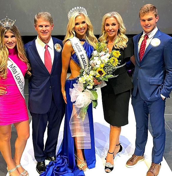 Gracie Hunt, Miss Kansas USA 2021 with her mother Tavia Shackles, Miss Kansas USA 1993, father and siblings