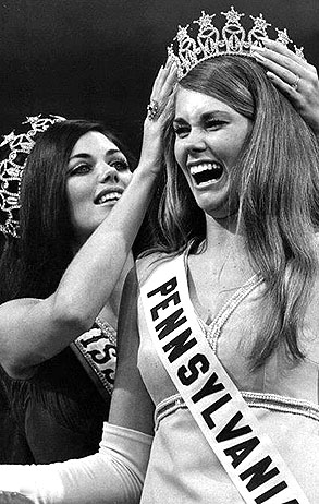 Debbie Shelton, Miss USA 1970 crowns Michele McDonald, Miss USA 1971
