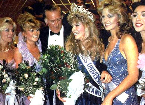 The top 5 of Miss Universe 1983 with then Miss Universe president Harold Glasser.  From left to right, England's Karen Moore, Ireland's Roberta Brown, Harold Glasser, New Zealand's Lorraine Downes, USA's Julie Hayek and Switzerland's Lolita Morena