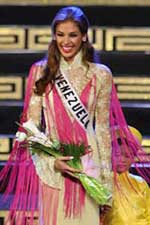 Dayana Mendoza, Miss Venezuela takes the Ao Dai competition