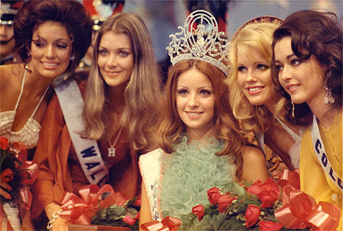 Amparo Munoz-Miss Universe 1974 and her court